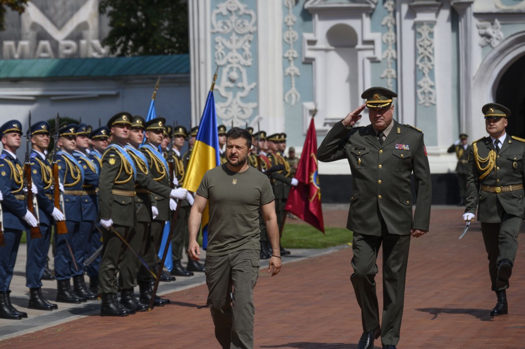 Українська влада та експерти закликає народ готуватися до довгої війни та до посилення військових порядків у країні. Фото: president.gov.ua